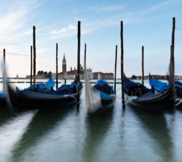 Eine Stadt, die sich im Wasser spiegelt.
